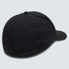 Load image into Gallery viewer, Oakley Tincan Cap (black/american flag)

